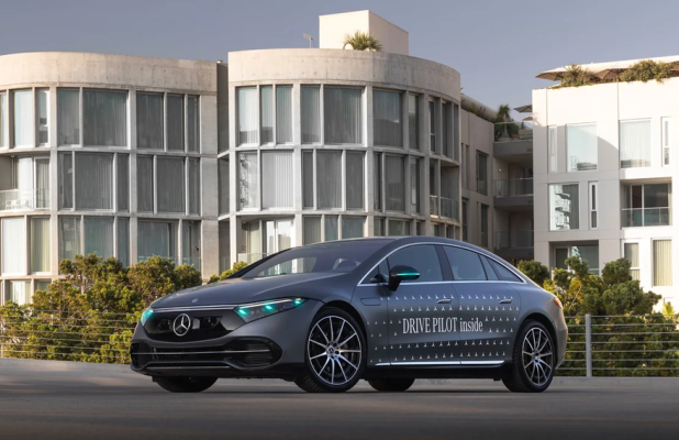 Зачем компания Mercedes-Benz продвигает новый цвет фонарей для автомобилей управляемых автопилотом