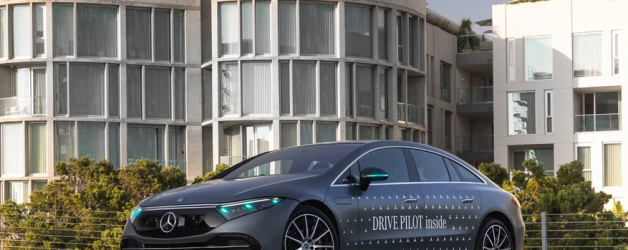 Зачем компания Mercedes-Benz продвигает новый цвет фонарей для автомобилей управляемых автопилотом